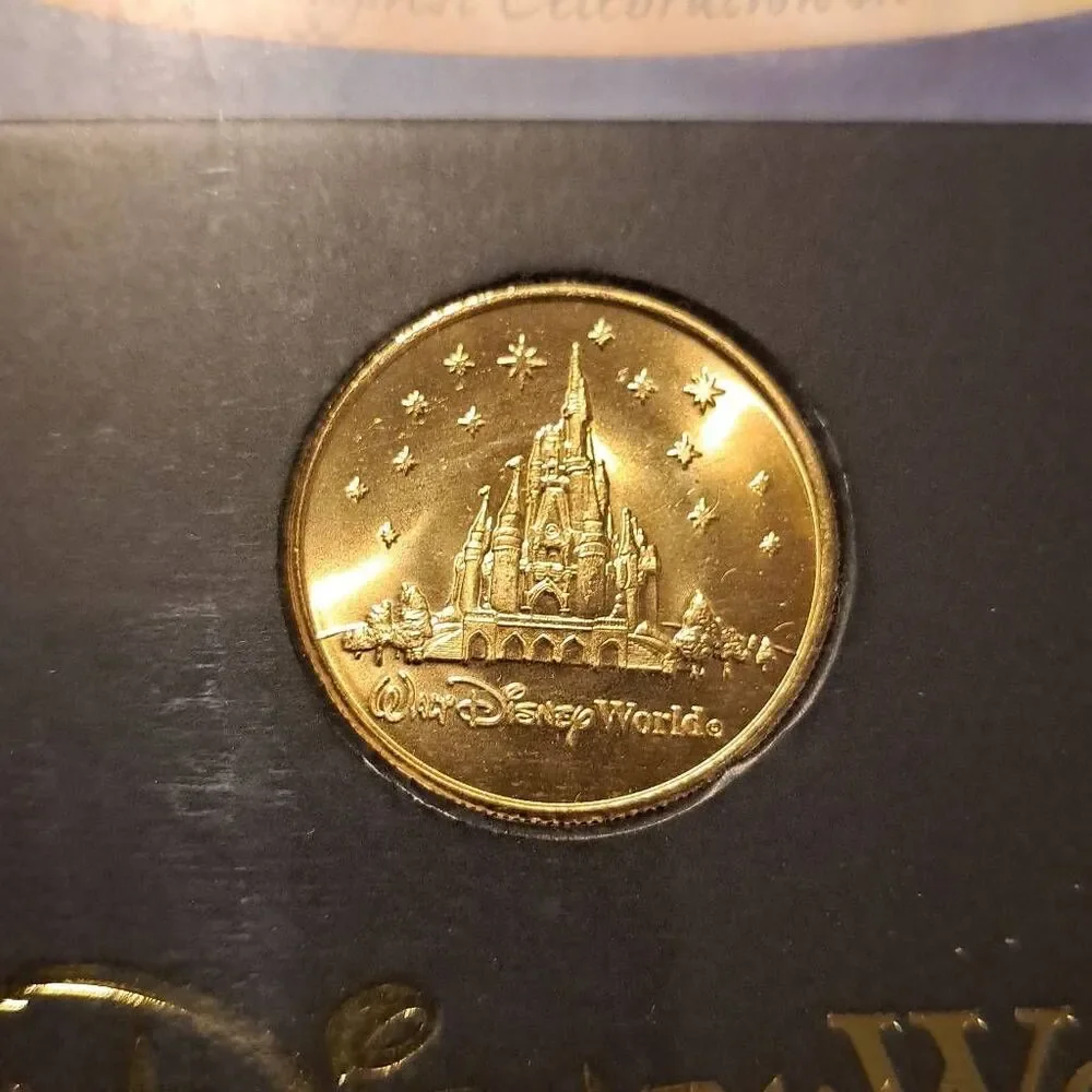 2005 Walt Disney World Cast Holiday Celebration Framed Print Coin 9.5x11